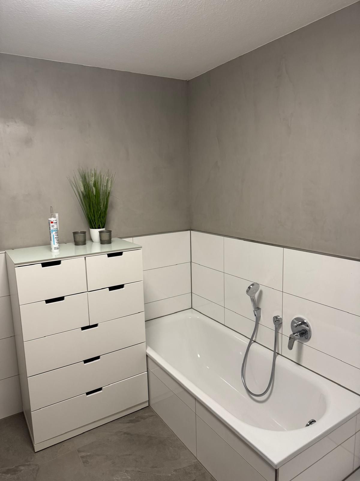 Modernes Fliesenbad